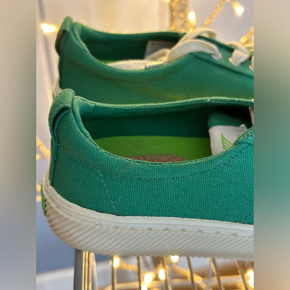 Cariuma Women's Green Canvas Sneakers - Picture 11 of 12